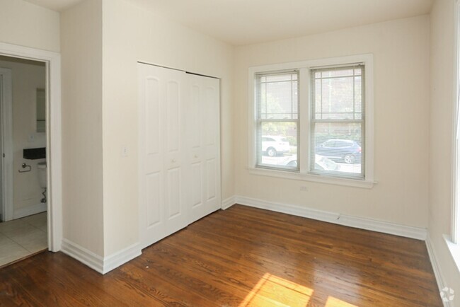 Building Photo - 3820 N Sheffield Ave Rental