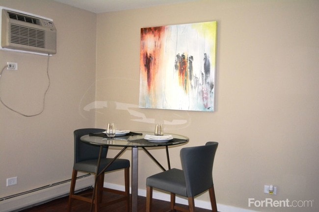 Dining Area - Enclave Apartments of Hoffman Estates