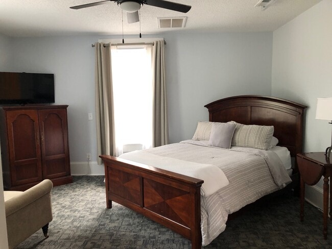 Photo - 400 Elizabeth St