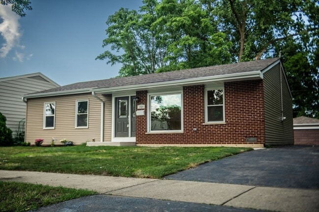Building Photo - 1028 Valley Stream Dr