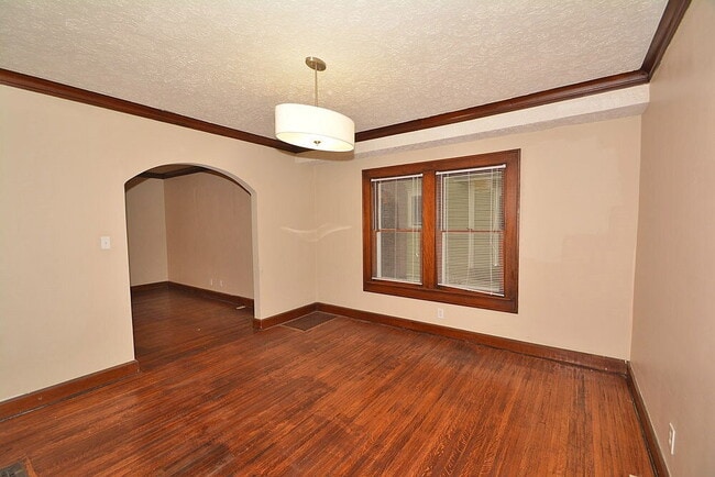 Photo - 4905 Broadway St