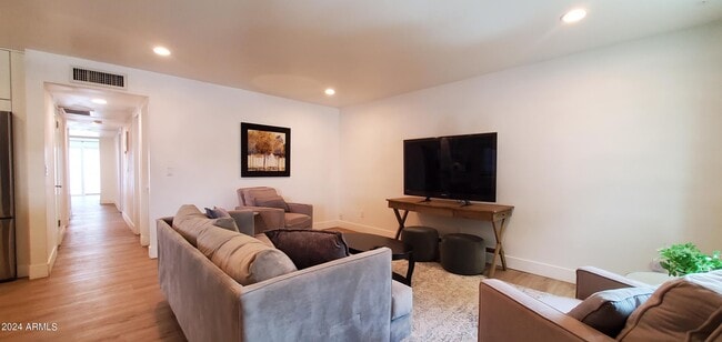 Building Photo - 1233 W 11th St Rental