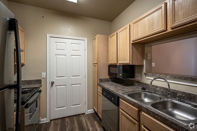 2BR, 2BA - 901SF