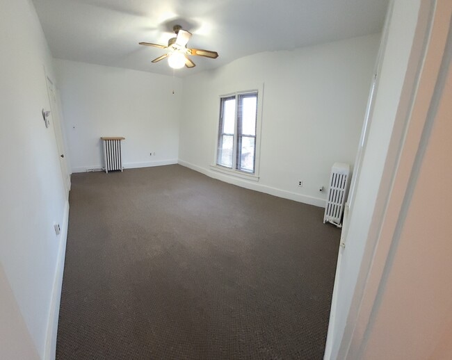 Large Livingroom - 305 Judd Rd Unit 3