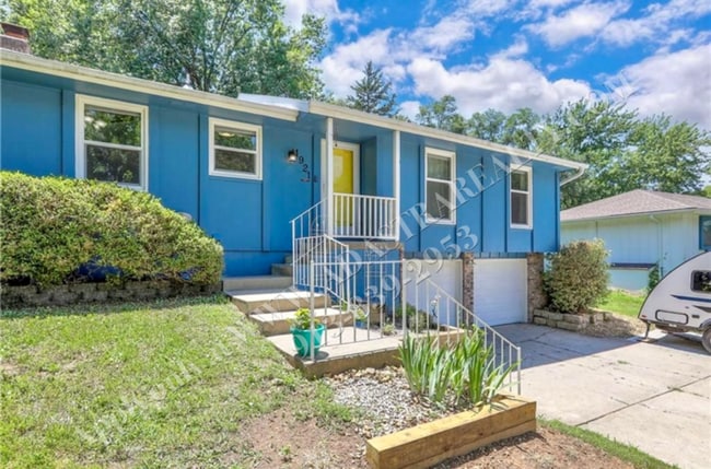 Photo - Beautiful 3 Bed 2.5 Bath Raised Ranch in L...