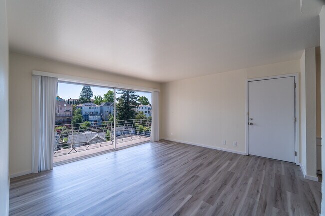 Photo - 498 Capital St Unit 5