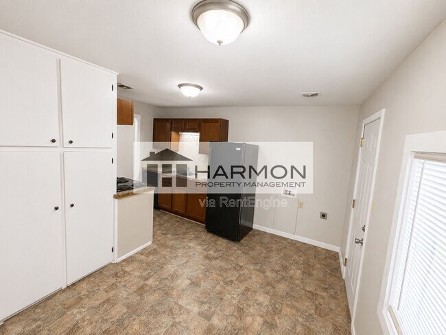 Photo - 1909 W 23rd St N