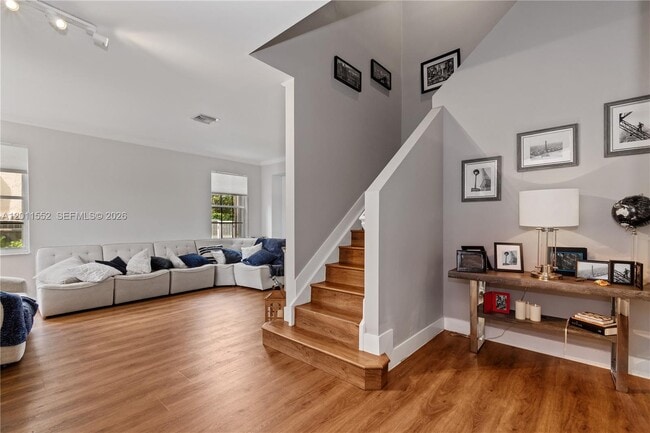 Photo - 1095 Chenille Cir