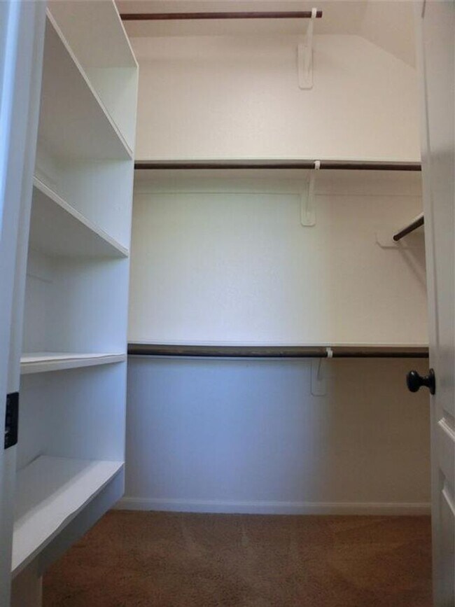 Photo - Discover comfort and convenience in this b...