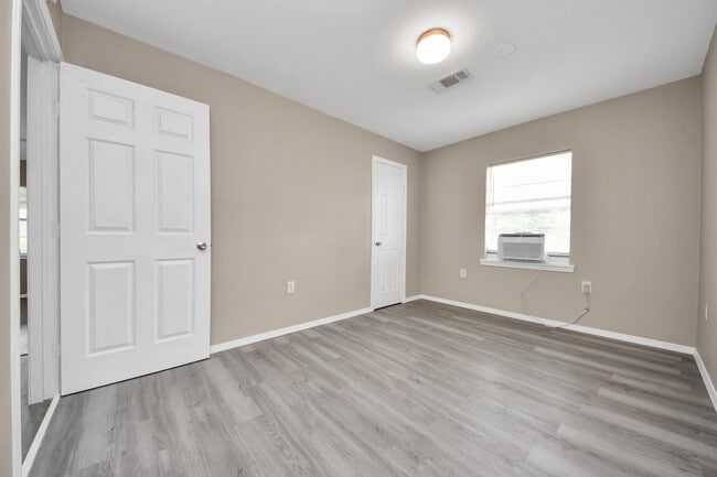 Building Photo - 17111 River Rd Unit A