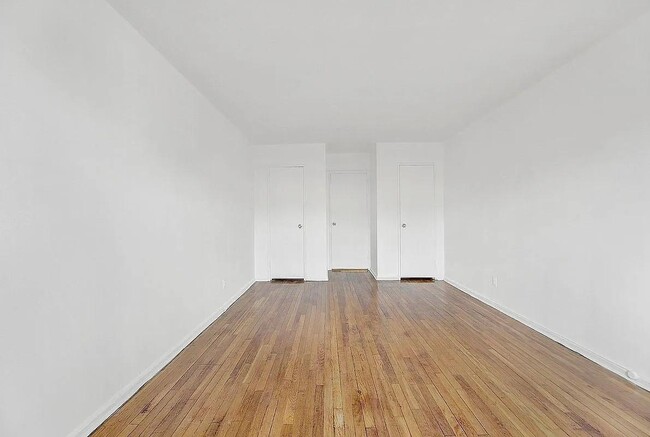 Photo - 88-08 151st Ave