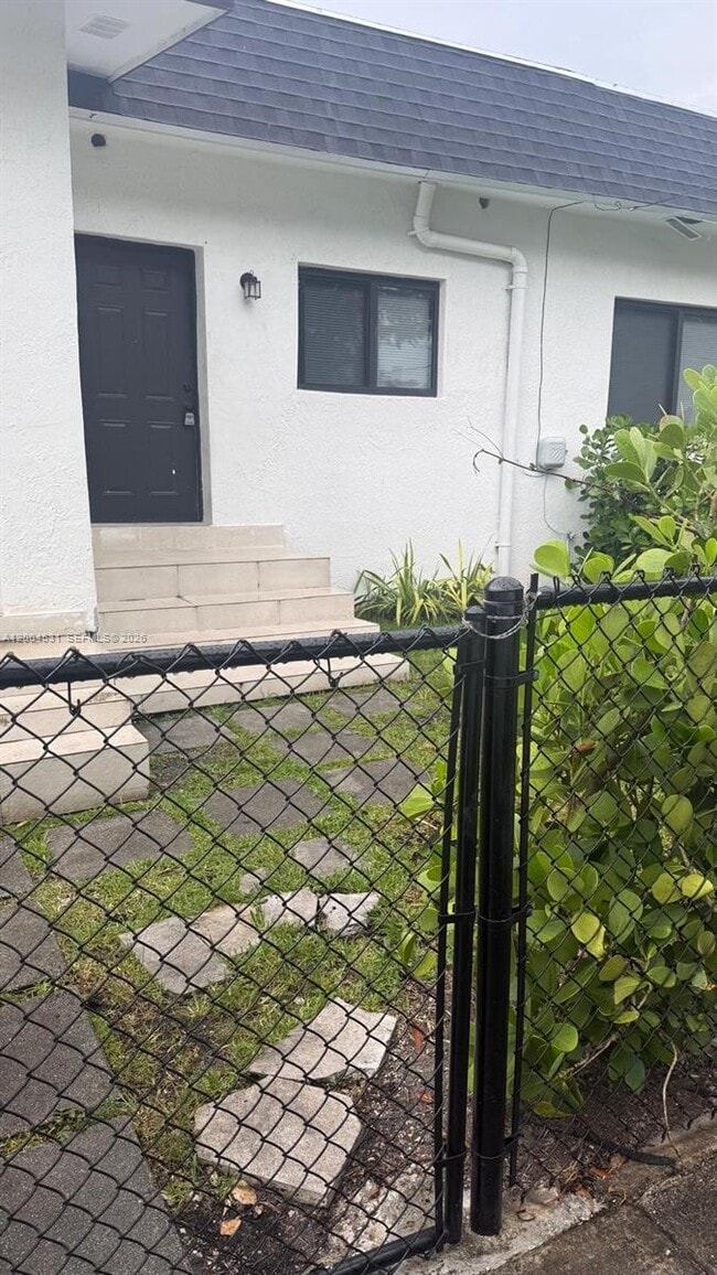 Building Photo - 1800 NW 18th Terrace Unit 2