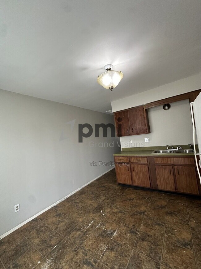Photo - 1624 University Dr