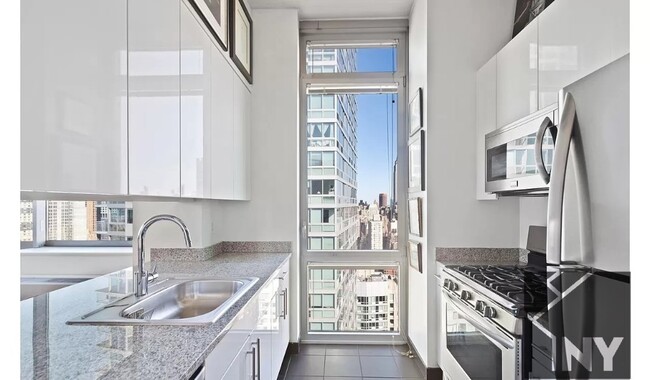 Photo - 451 W 37th St Unidad 28C