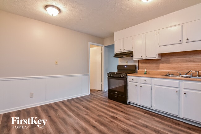 Photo - 295 Charlotte Blvd