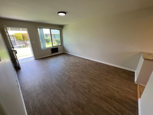 Photo - Charming 1 Bedroom unit, completely remodeled with In-Unit Washer/Dryer! Unidad Oak 274