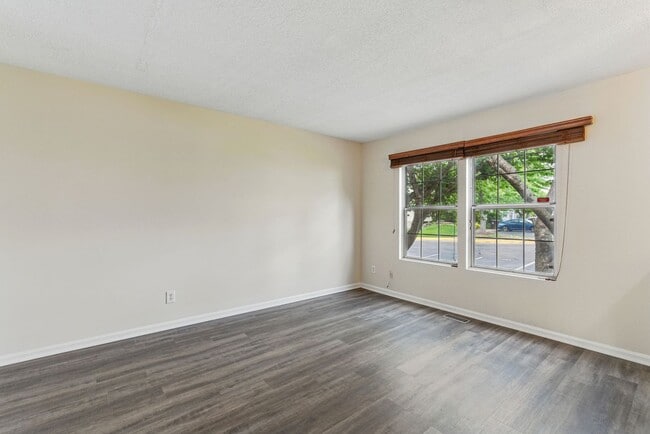 Photo - 505 Knollwood Ct