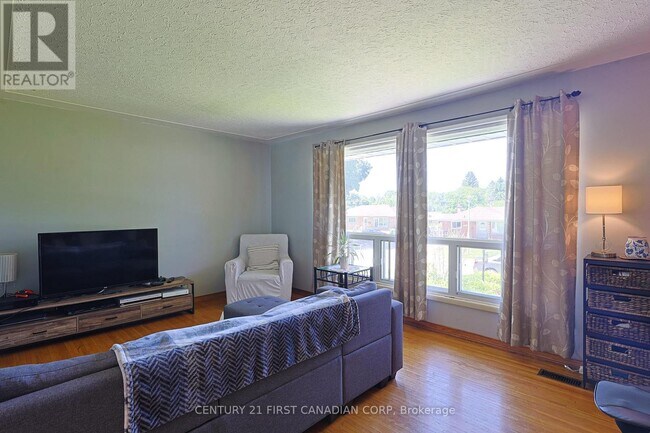 Photo - 268 Burlington Crescent