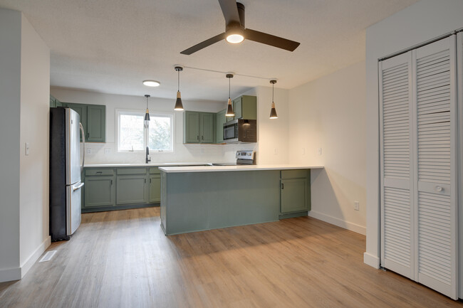 Kitchen/ dining - 2042 Pathways Dr Casa Adosada