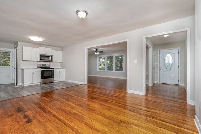 Photo - 2860 Lansdowne Drive