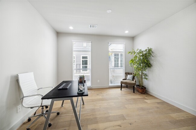 Photo - 5233 Hillman St