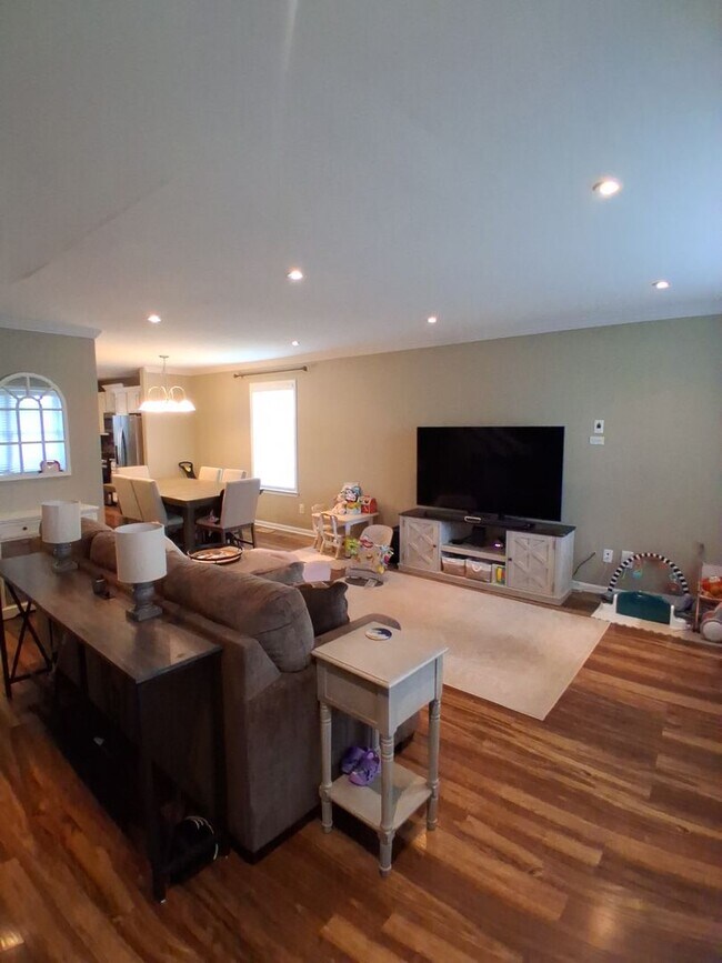 Photo - 660 Longwood Rd