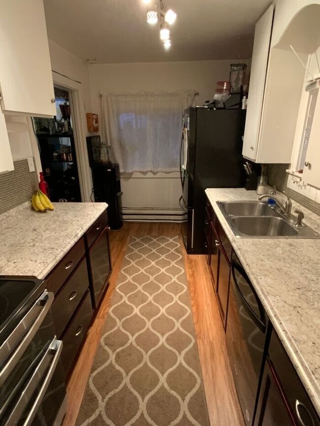Tacoma home 3bdr 2 bath 1 car garage **** this home is still occupied please do not disrupt the r...