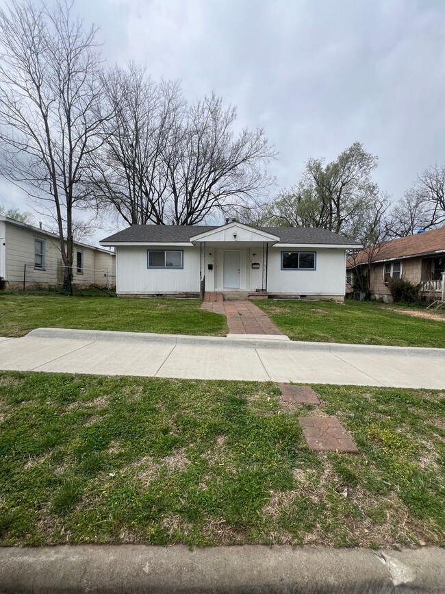 Building Photo - 1 bed/1 bath duplex Unit 2305 N Prospect Ave - A Rental