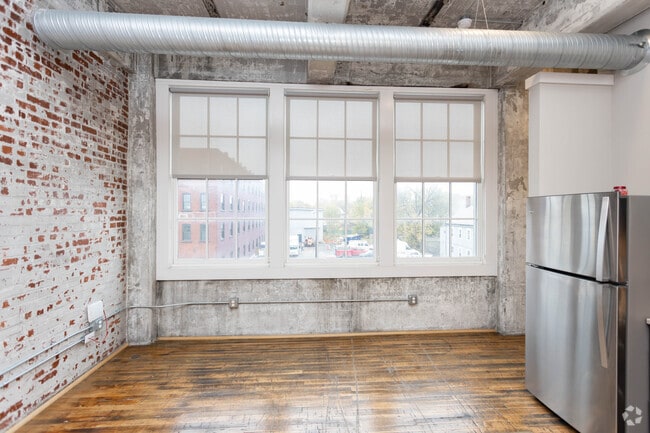 1BR, 1BA - 700SF