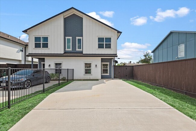 Photo - 2002 Lynnfield St