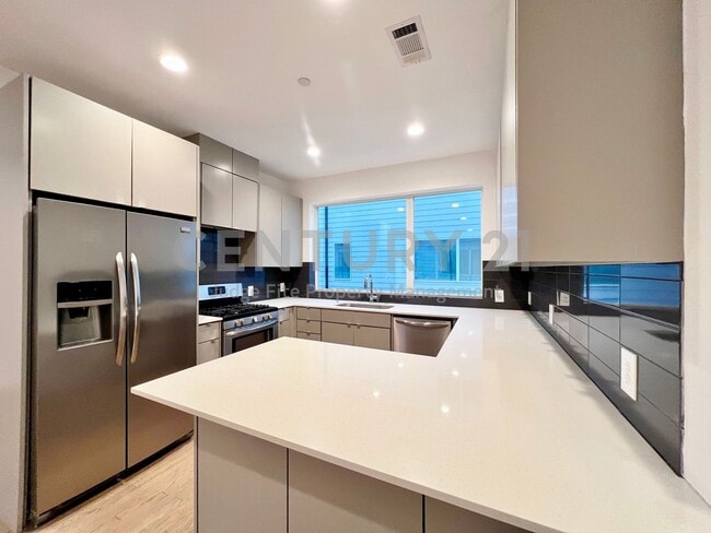 Photo - Beautiful 4-Story 2/2.5/2 in GREAT LOCATION For Rent! Unidad 102