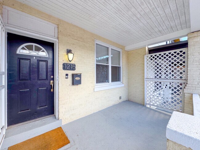 Photo - 1215 Staples St NE