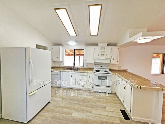 Photo - 1860 W Wilson Rd