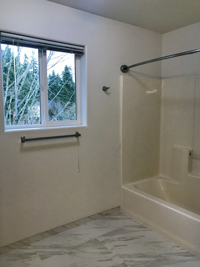 Master bathroom with view to green space - 1552 SE Ripplewood Ave Casa