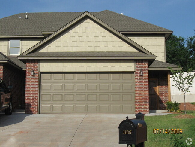 Building Photo - 4 Bed 2 Bath 2 Car Garage Executive Duplex... Rental