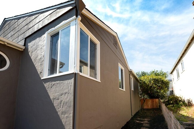 Photo - Beautiful 3 bed 2 bath newly renovated Kensington view home