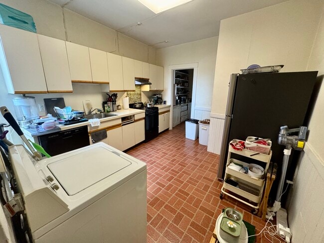 Building Photo - 106 Strathmore Rd Unit 3