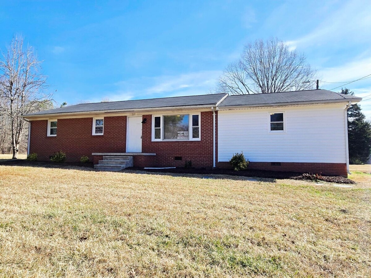 Photo - 4 bedroom 2 bathroom house close to downtown Gibsonville!