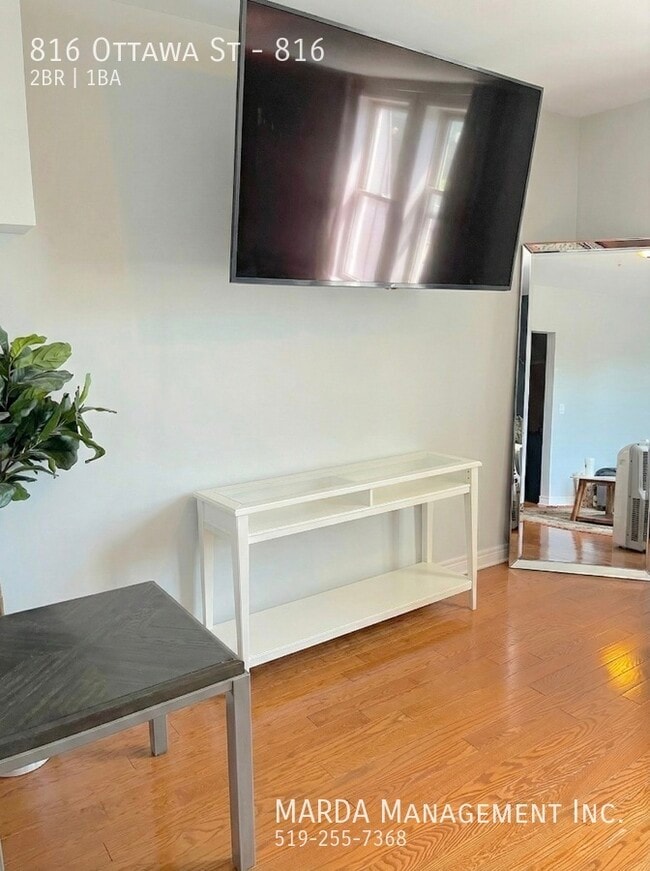 Photo - CHARMING 2 BED/1BATH APT ON OTTAWA + HYDRO & GAS! Unit 816