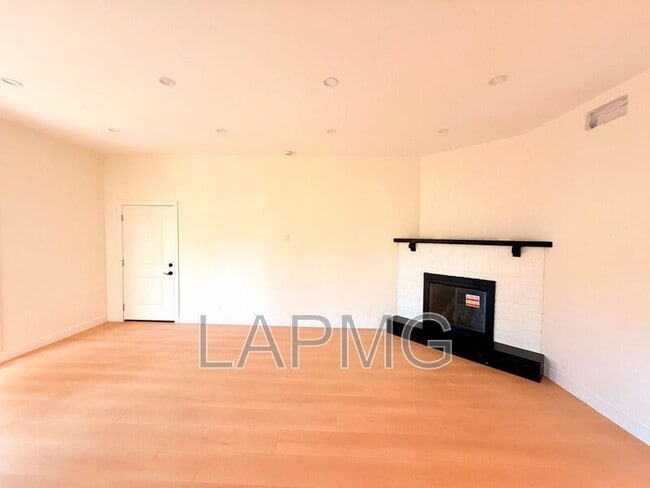Photo - 6130 Whitsett Ave