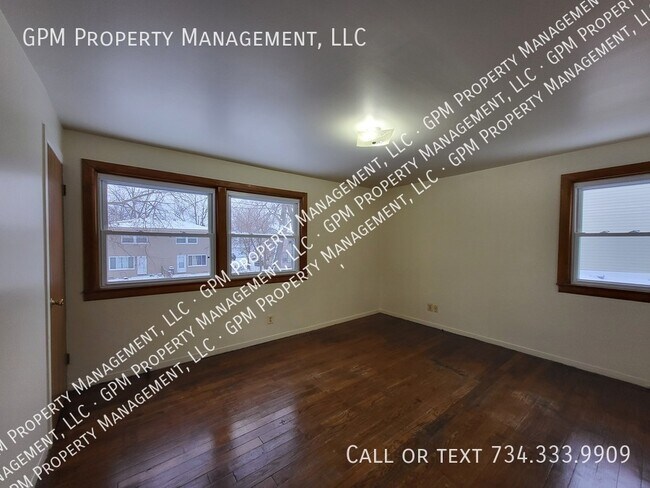 Photo - 33120 Alberta St