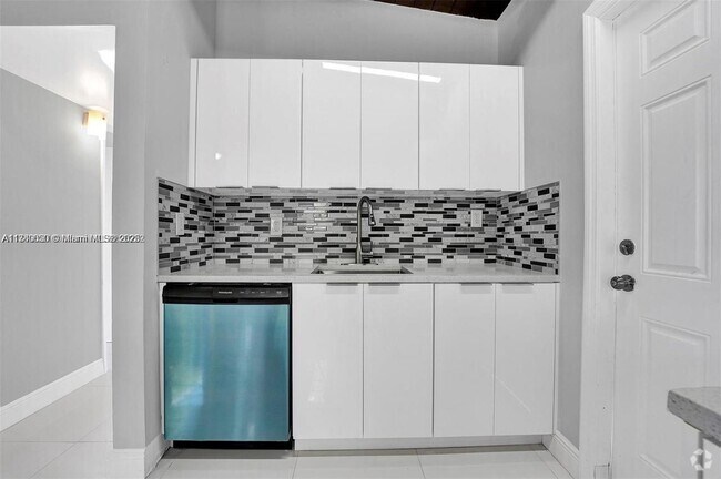 Building Photo - 3900 SW 47th Ave Rental