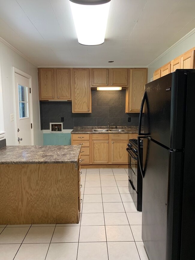 Photo - 3bed/1bath close to Southwest drive.