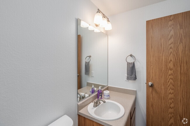2BR, 2BA - 924SF - Bathroom - Trailside