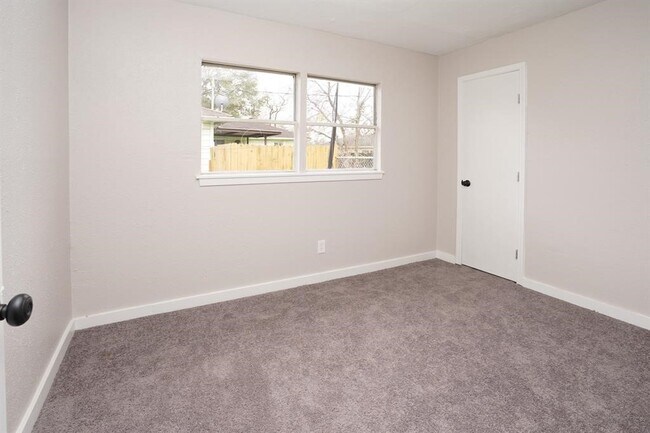 Photo - 805 Horncastle St