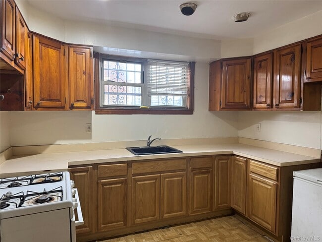 Photo - 4557 White Plains Rd