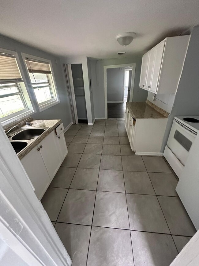 Fully renovated 3/1 Single Family Home ava... - Fully renovated 3/1 Single Family Home ava...