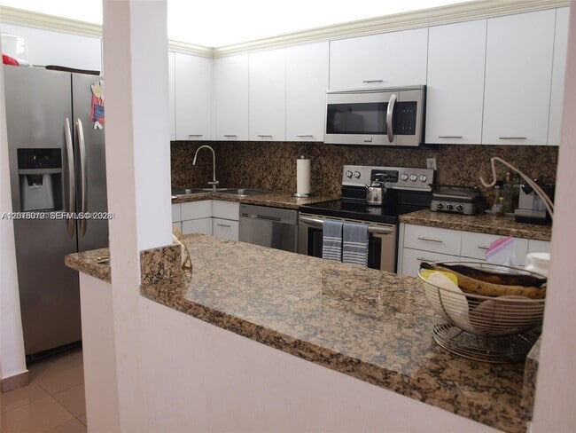 Building Photo - 1901 Brickell Ave Unit B2104