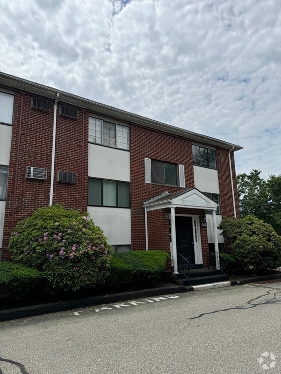 Building Photo - 30 Colonial Dr Unit 2 Rental
