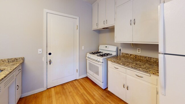 Photo - 629 6th St SE Unit #3 (1br) Newly renovated